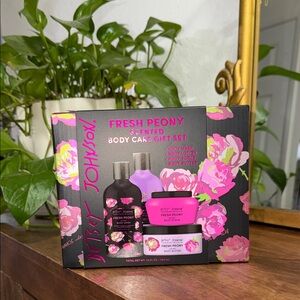 Betsey Johnson Fresh Peony Body Care Gift Set - Pink and Black